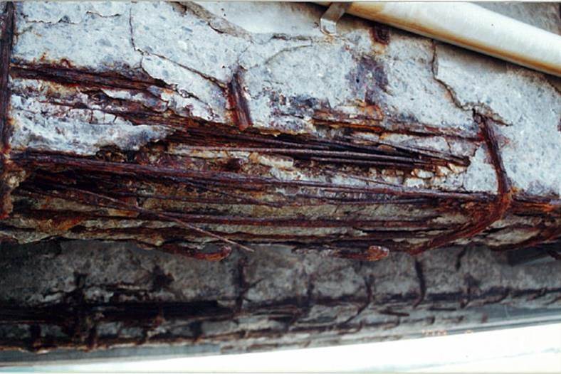 沖縄の塩害により鉄筋腐食によるひび割れが発生した事例