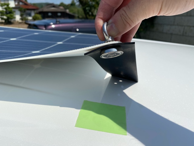 太陽光発電のソーラーパネルに磁石をつける