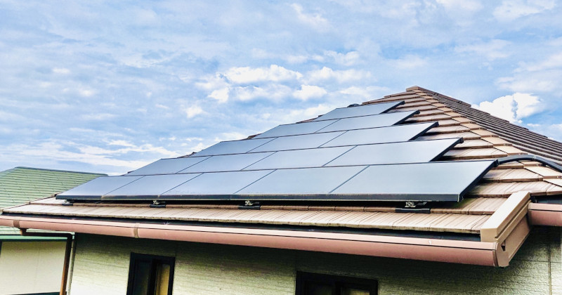 太陽光発電を屋根に穴を開けないで設置する方法 7選